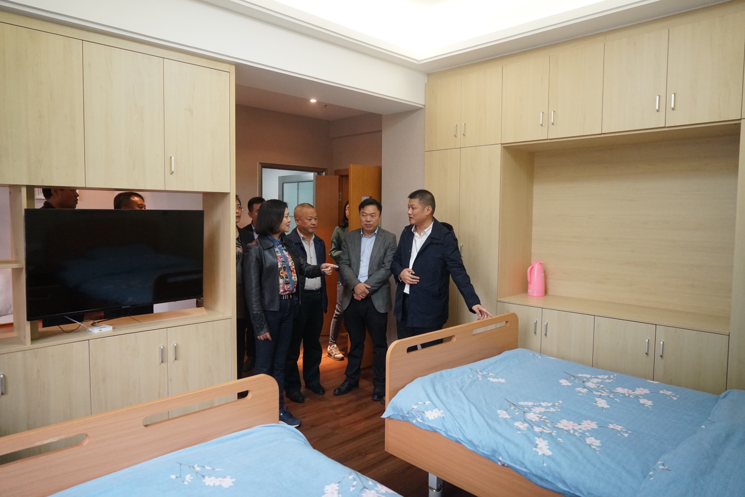 8.參觀鶴鳴山老年養(yǎng)護(hù)中心房間，詳細(xì)了解房間適老化設(shè)施以及入住費(fèi)用情況等.JPG